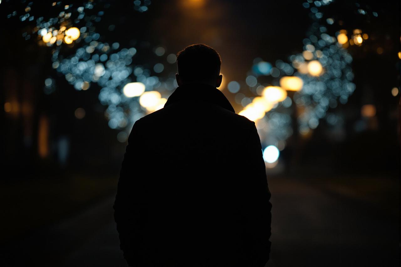 独家：某顶流男星深夜密会神秘女子，疑似新恋情曝光